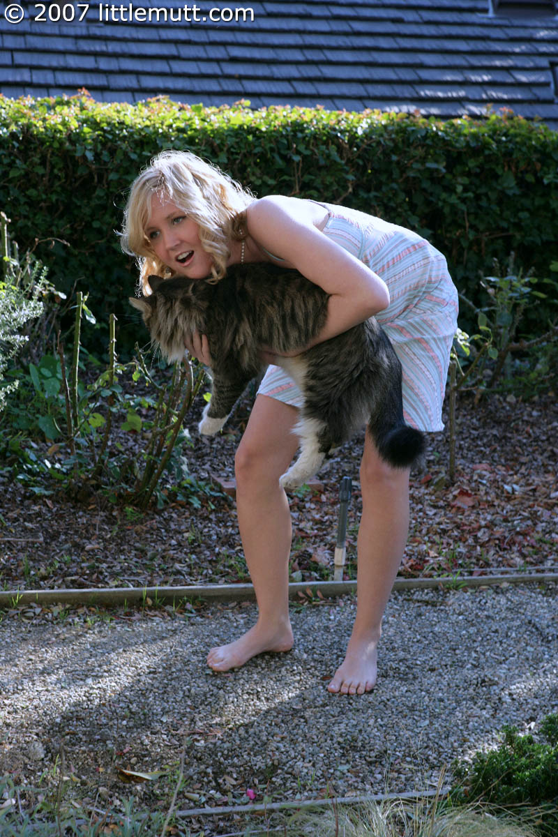 Blonde teen Kimber Clarkson hangs onto her cat before showing her tight slit ポルノ写真 #429071596