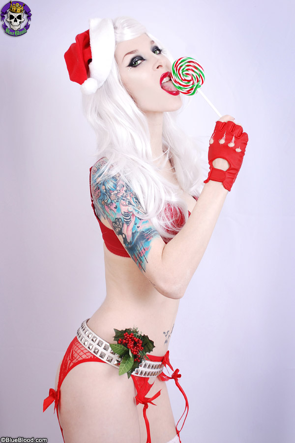 Tattooed platinum blonde babe Razor Candi shows her nice tits at Christmas foto porno #424910818