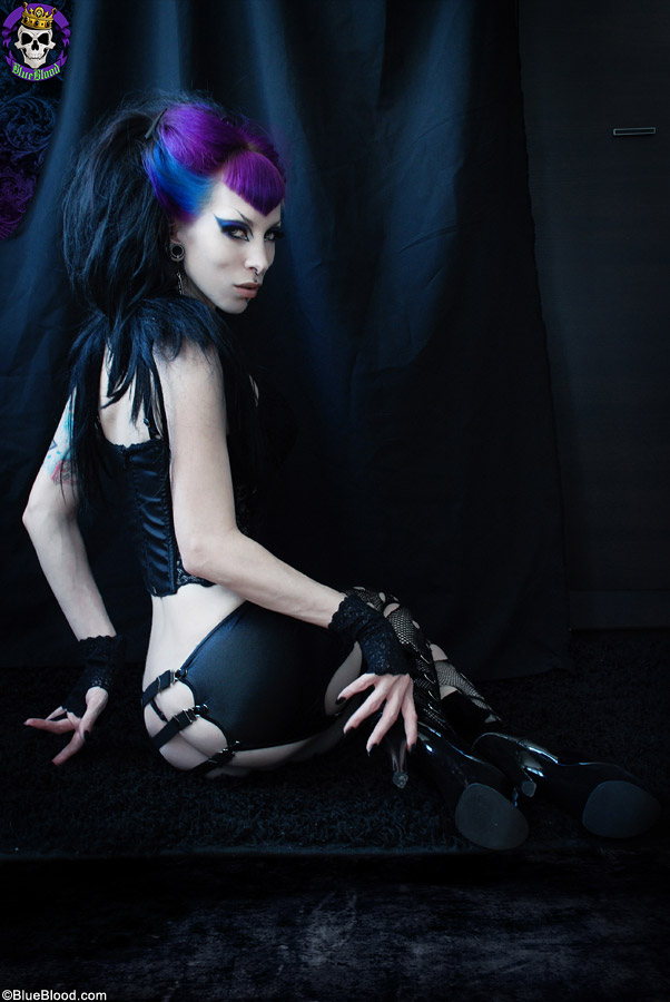 Goth girl Razor Candi exposes her firm breasts in ripped stockings ポルノ写真 #427181917