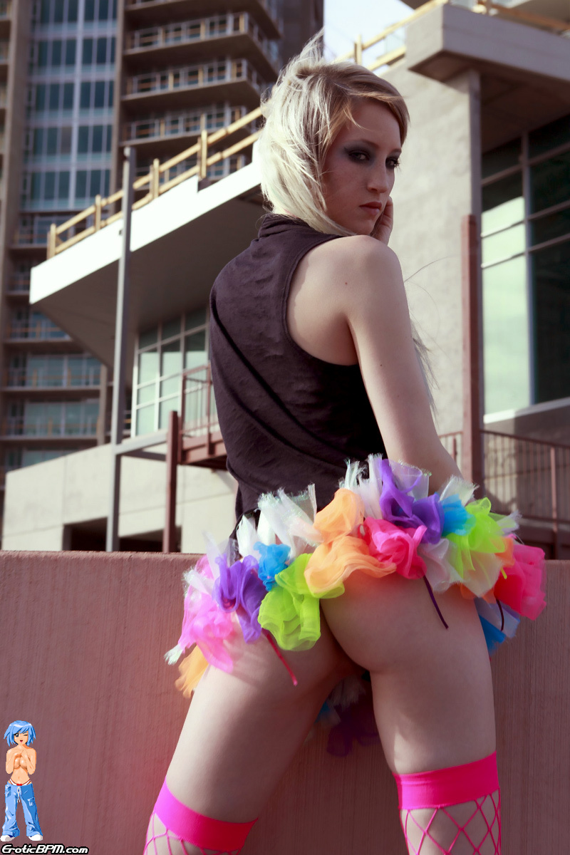 Blonde teen Kiki flashes her perky tits and sexy ass while on a rooftop foto pornográfica #426821927 | Erotic BPM Pics, Kiki, Public, pornografia móvel
