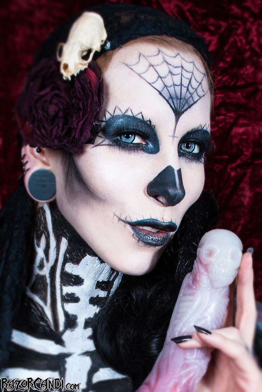 Solo model Razor Candi toys her pussy in skeleton bodypaint 色情照片 #428922365