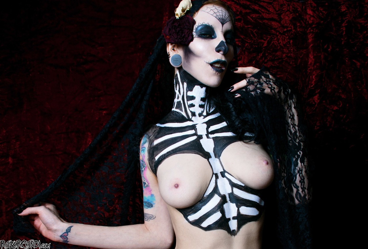 Solo model Razor Candi toys her pussy in skeleton bodypaint порно фото #428922443