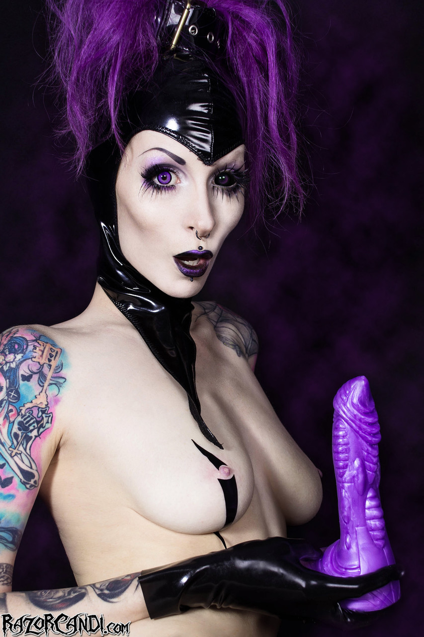 Tattooed solo girl Razor Candi toys her twat wearing black gloves and a wig Porno-Foto #428915568 | Razor Candi Pics, Razor Candi, Latex, Mobiler Porno