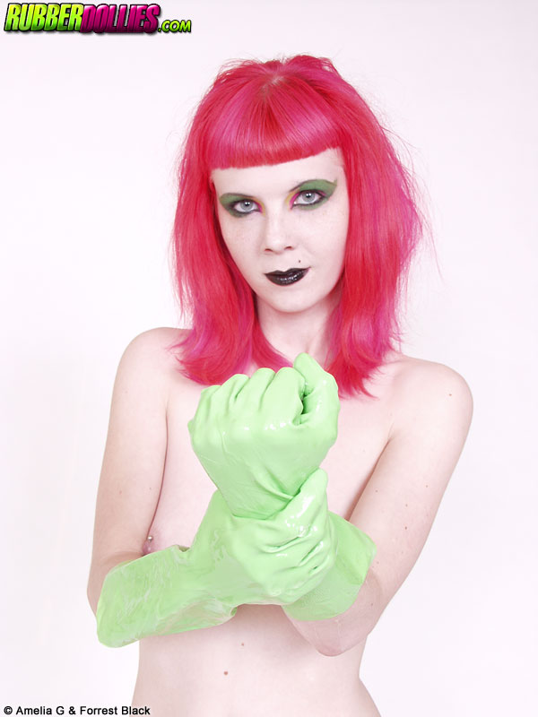 Redhead naked, spread with bright latex gloves foto pornográfica #425382004