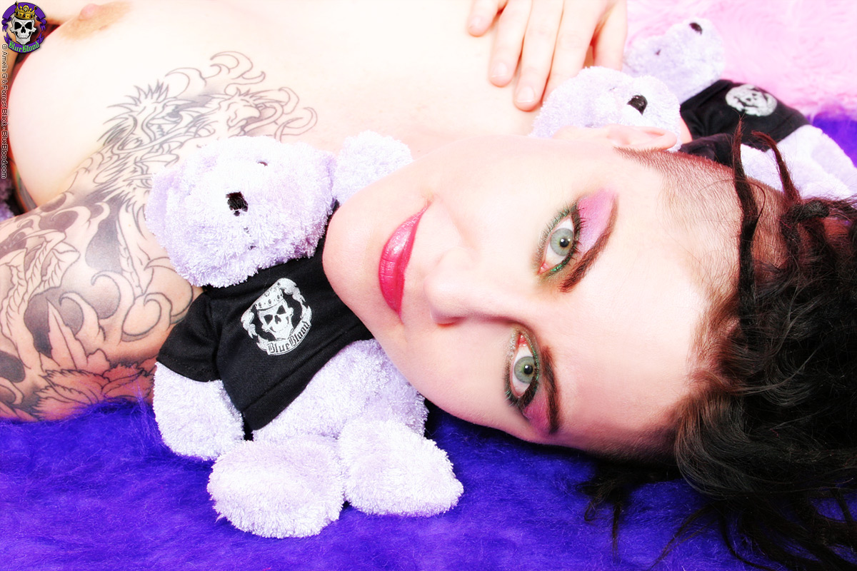 Tattooed goth chick gets nude with stuffed animals 色情照片 #424720615