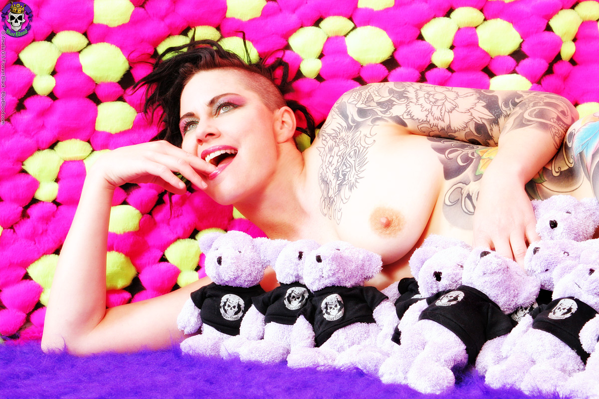 Tattooed goth chick gets nude with stuffed animals порно фото #424720626