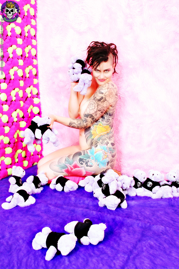Tattooed goth chick gets nude with stuffed animals foto porno #424681683