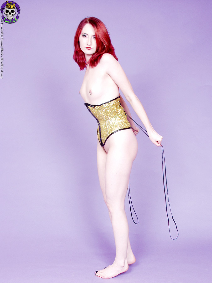Pale redhead Kendra James models naked before adorning a corset and heels 色情照片 #423520655