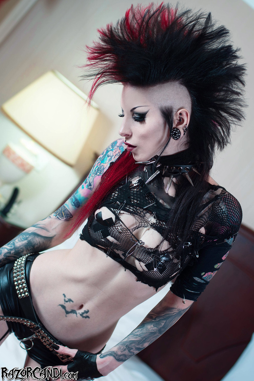Tattooed punk Razor Candi sports a mohawk while showing her bald pussy foto porno #426477069