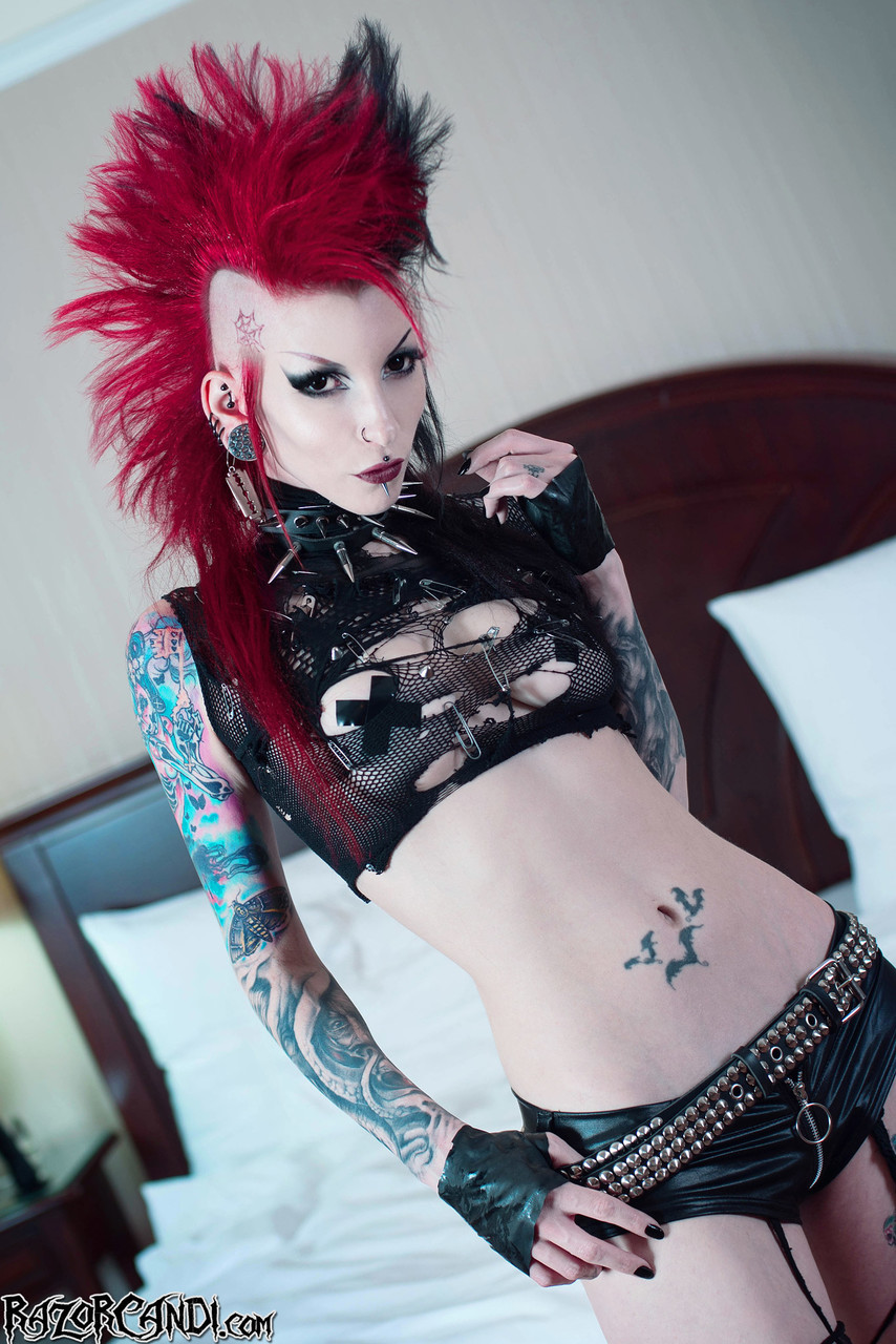 Tattooed punk Razor Candi sports a mohawk while showing her bald pussy porno foto #426477071