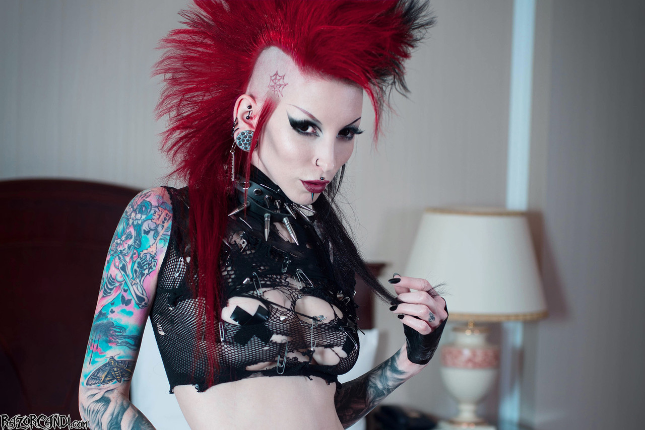 Tattooed punk Razor Candi sports a mohawk while showing her bald pussy foto porno #426477073