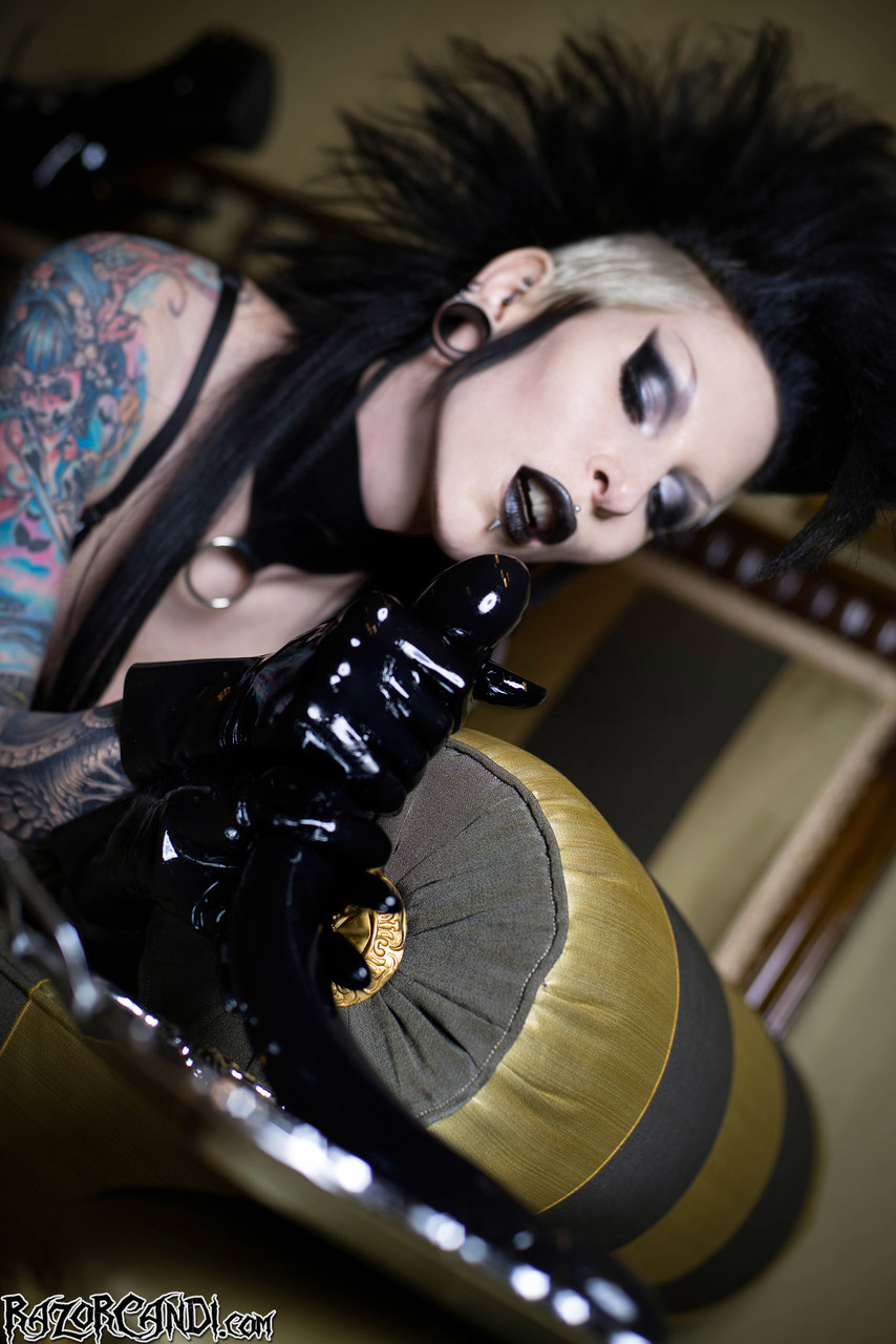 Alternative girl Razor Candi dildos her pussy while wearing black latex gloves 포르노 사진 #426619112