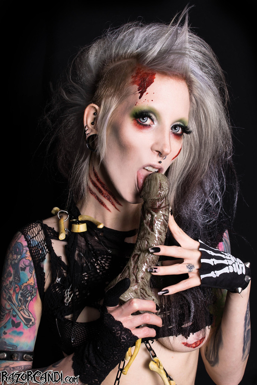 Goth model Razor Candi dildos her pussy while dressed as a Zombie porno foto #423548765