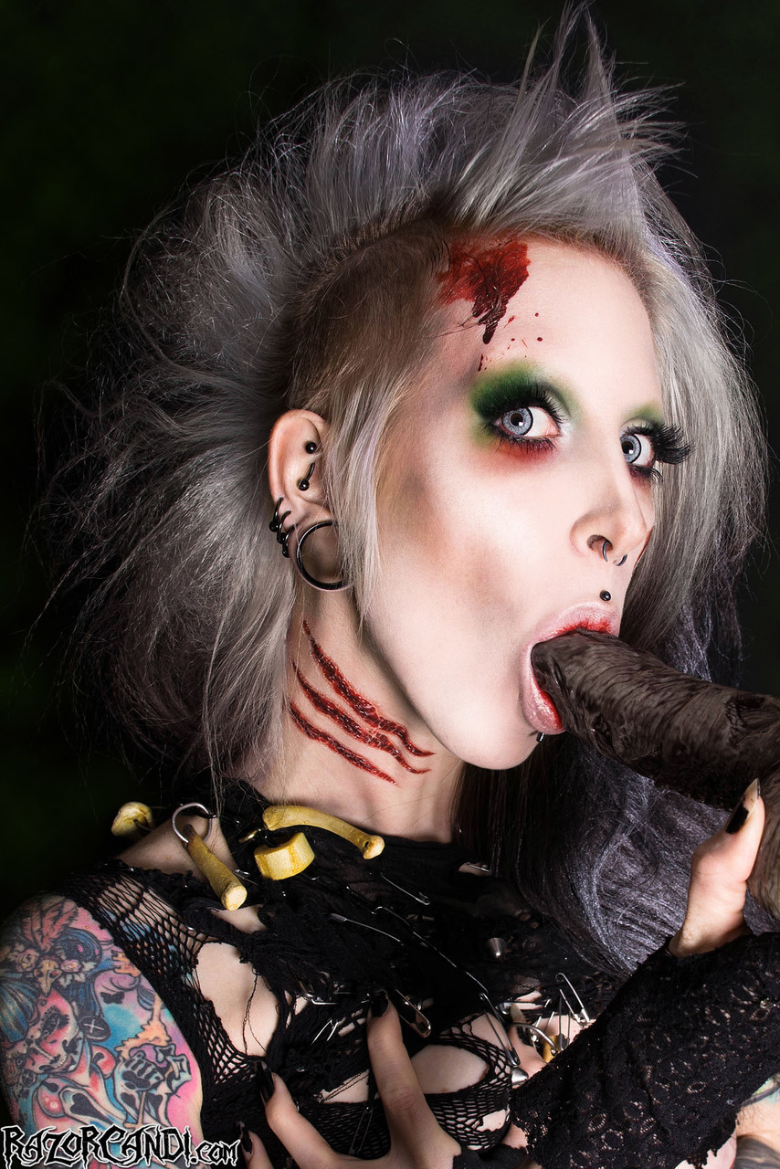 Goth model Razor Candi dildos her pussy while dressed as a Zombie ポルノ写真 #423548778