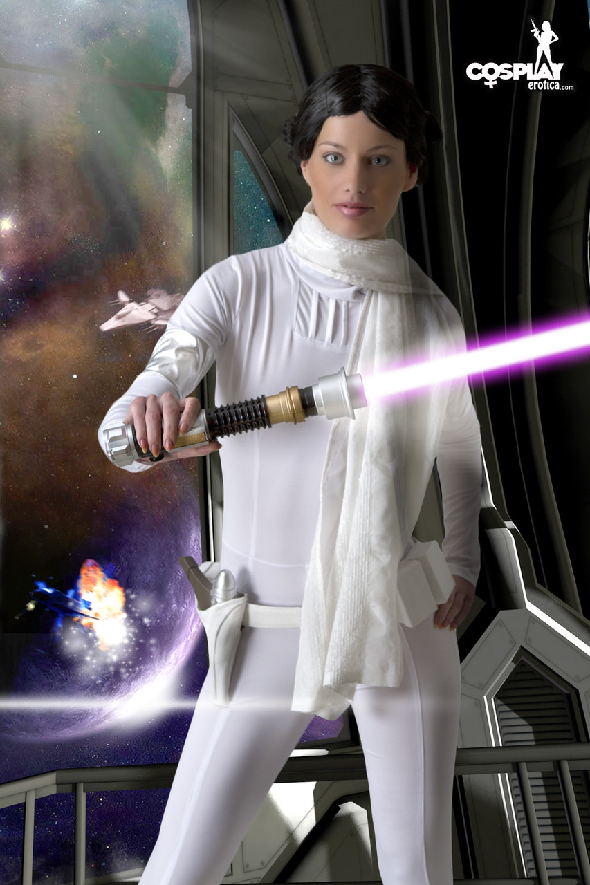Living doll wields a lightsaber while emulating Princess Leah Porno-Foto #423034534