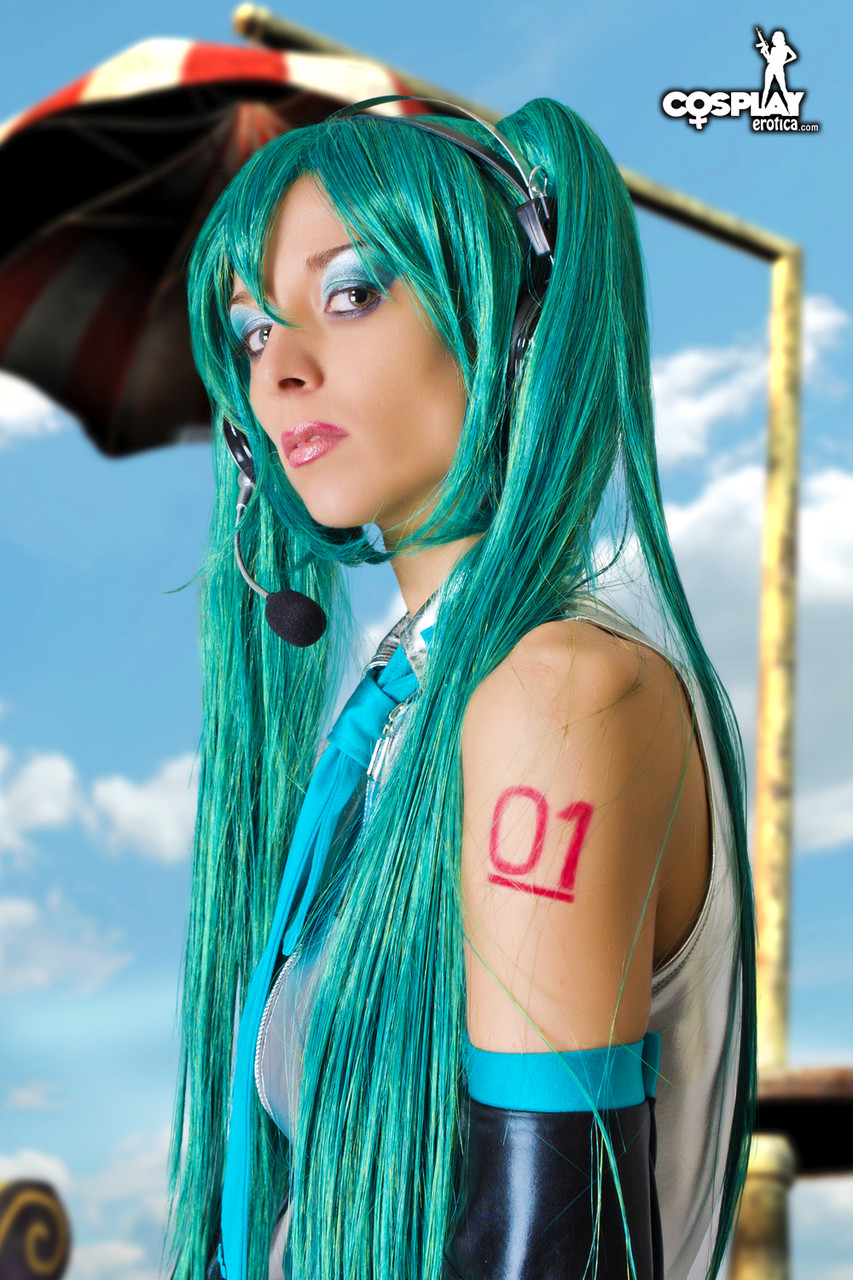 Hot girl works her tits and pussy free of a Hatsune Miku cosplay outfit foto porno #428199240