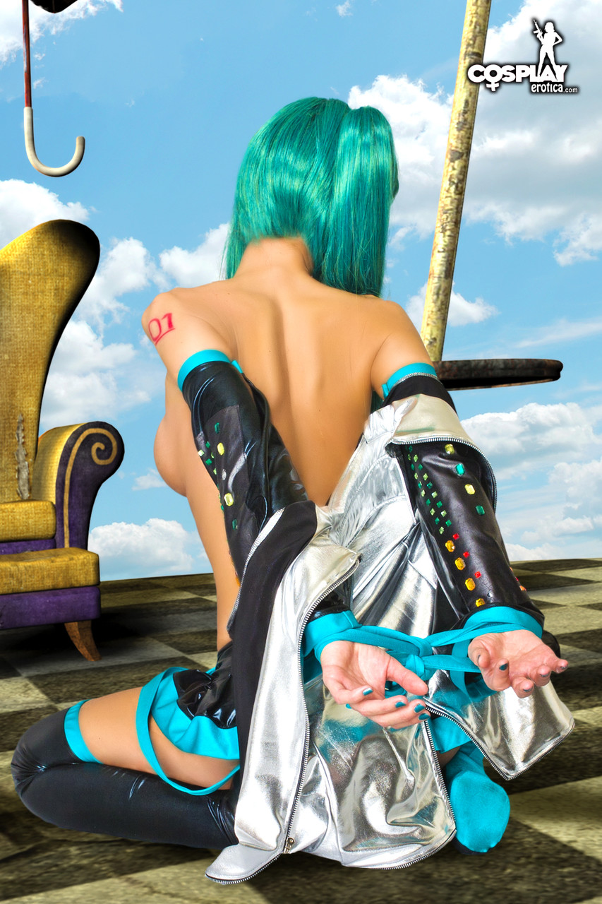 Hot girl works her tits and pussy free of a Hatsune Miku cosplay outfit ポルノ写真 #428199255