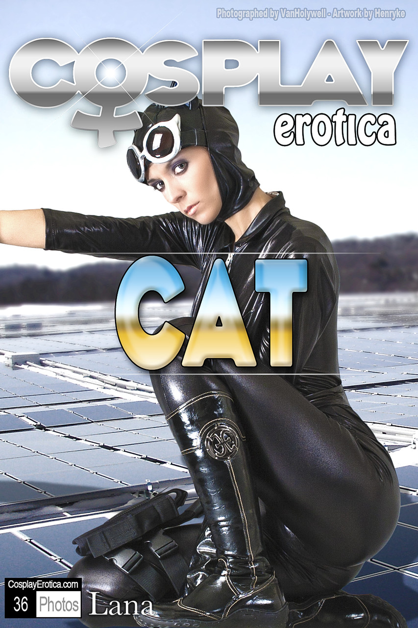 Solo girl doffs a Catwoman outfit on the rooftop of a building foto porno #423102009