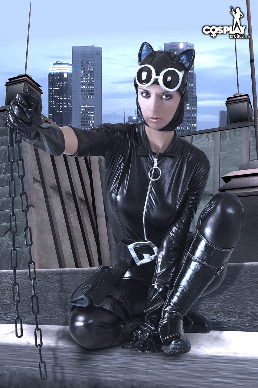 Solo girl doffs a Catwoman outfit on the rooftop of a building Porno-Foto #423102064