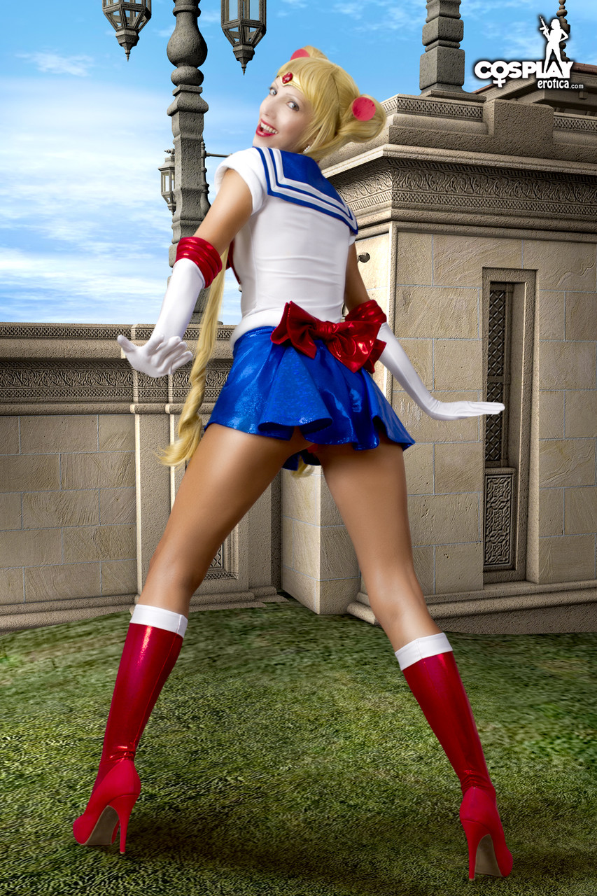Cute girl models a Sailor Moon outfit before exposing herself 色情照片 #423055300