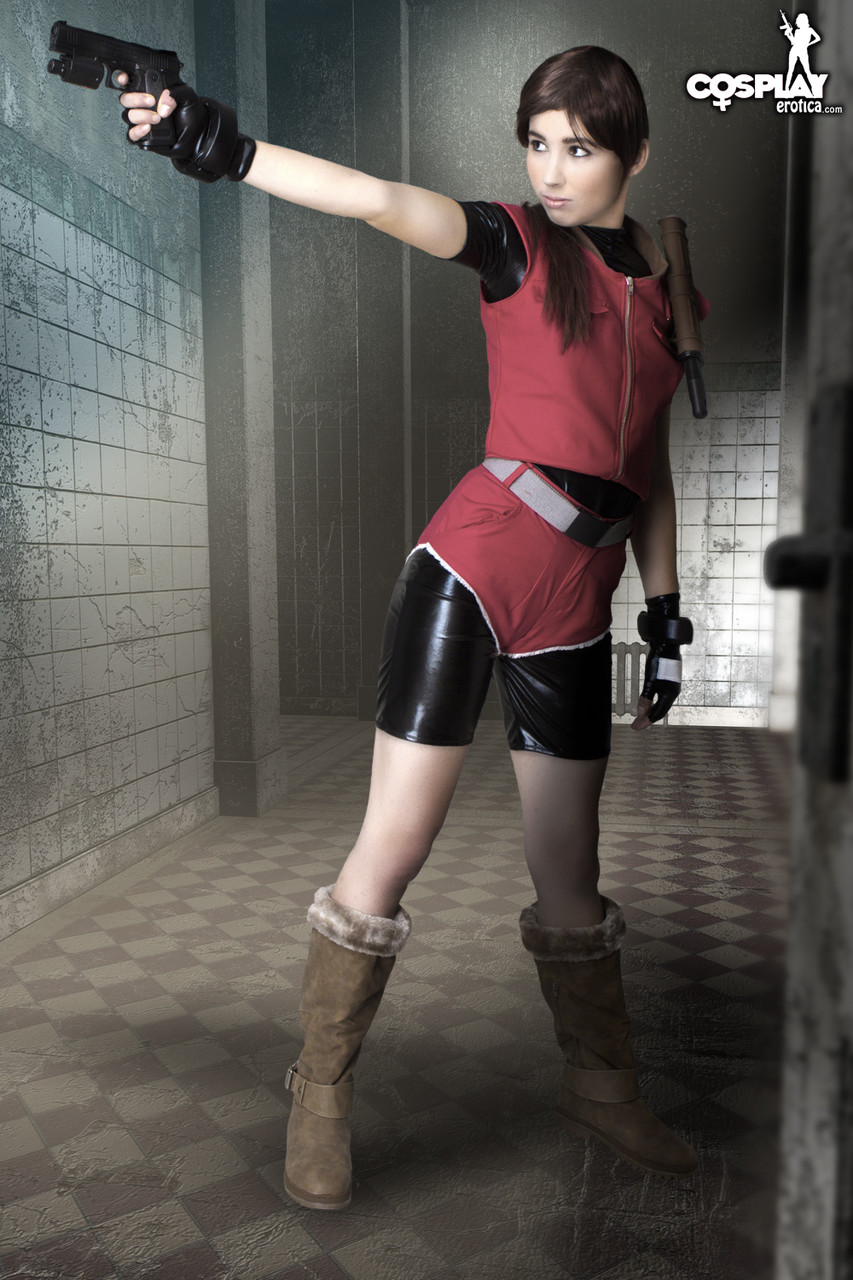 Cosplayer holds her bare ass after wielding a pistol in fingerless gloves ポルノ写真 #423111923
