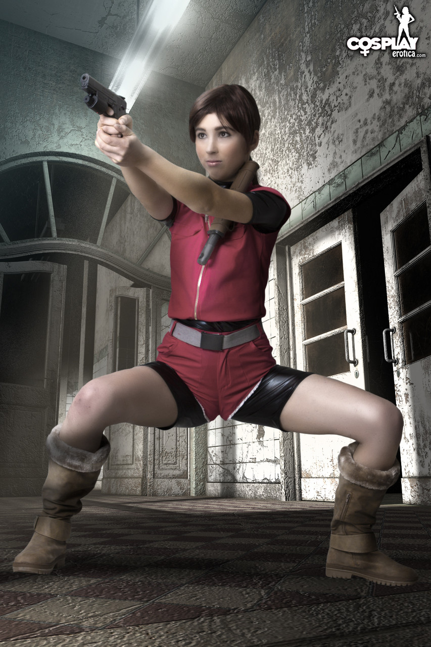 Cosplayer holds her bare ass after wielding a pistol in fingerless gloves ポルノ写真 #423111934