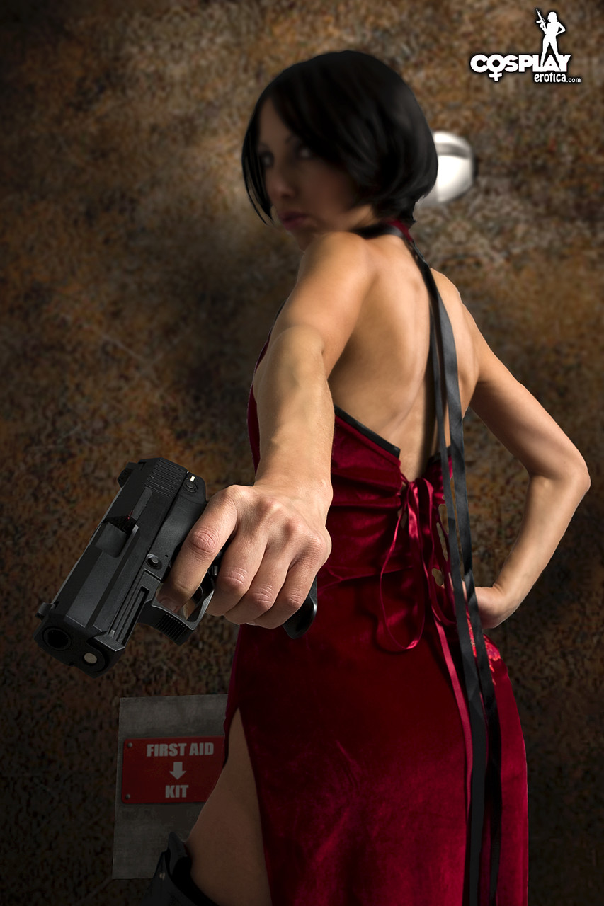 Alluring brunette cosplayer wields a pistol while exposing her tits and pussy foto pornográfica #423112434
