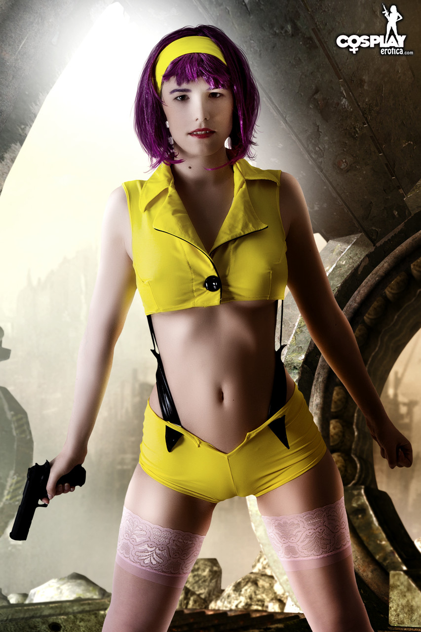 Faye Valentine puts a pistol in her mouth while wearing Cowboy Bebop clothing foto porno #422836295
