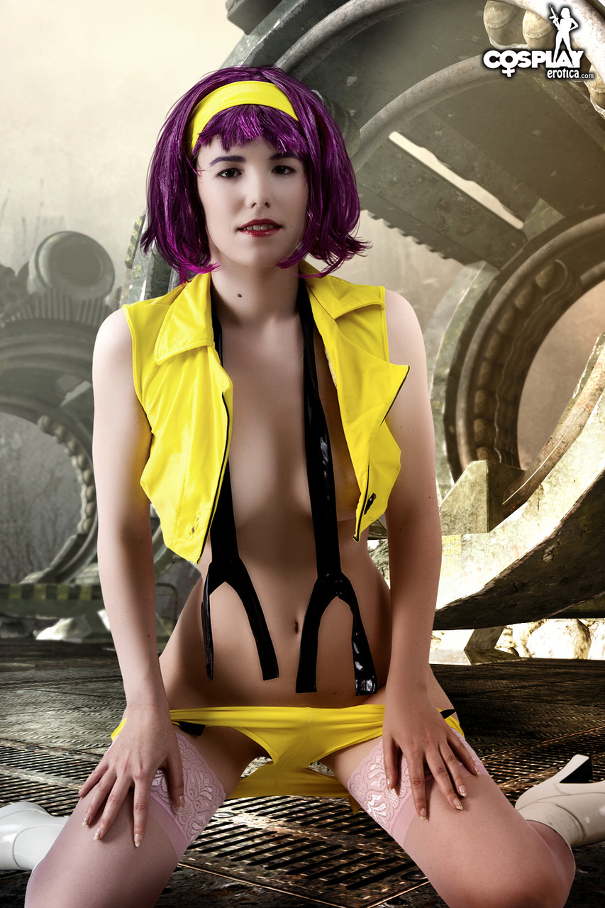 Faye Valentine puts a pistol in her mouth while wearing Cowboy Bebop clothing foto porno #423084312