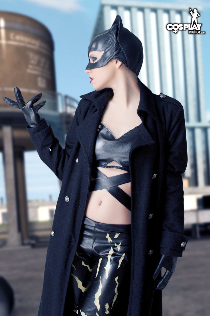 Beautiful girl gets naked in a leather Catwoman hood on a rooftop foto porno #424828422 | Cosplay Erotica Pics, Cosplay, porno móvil