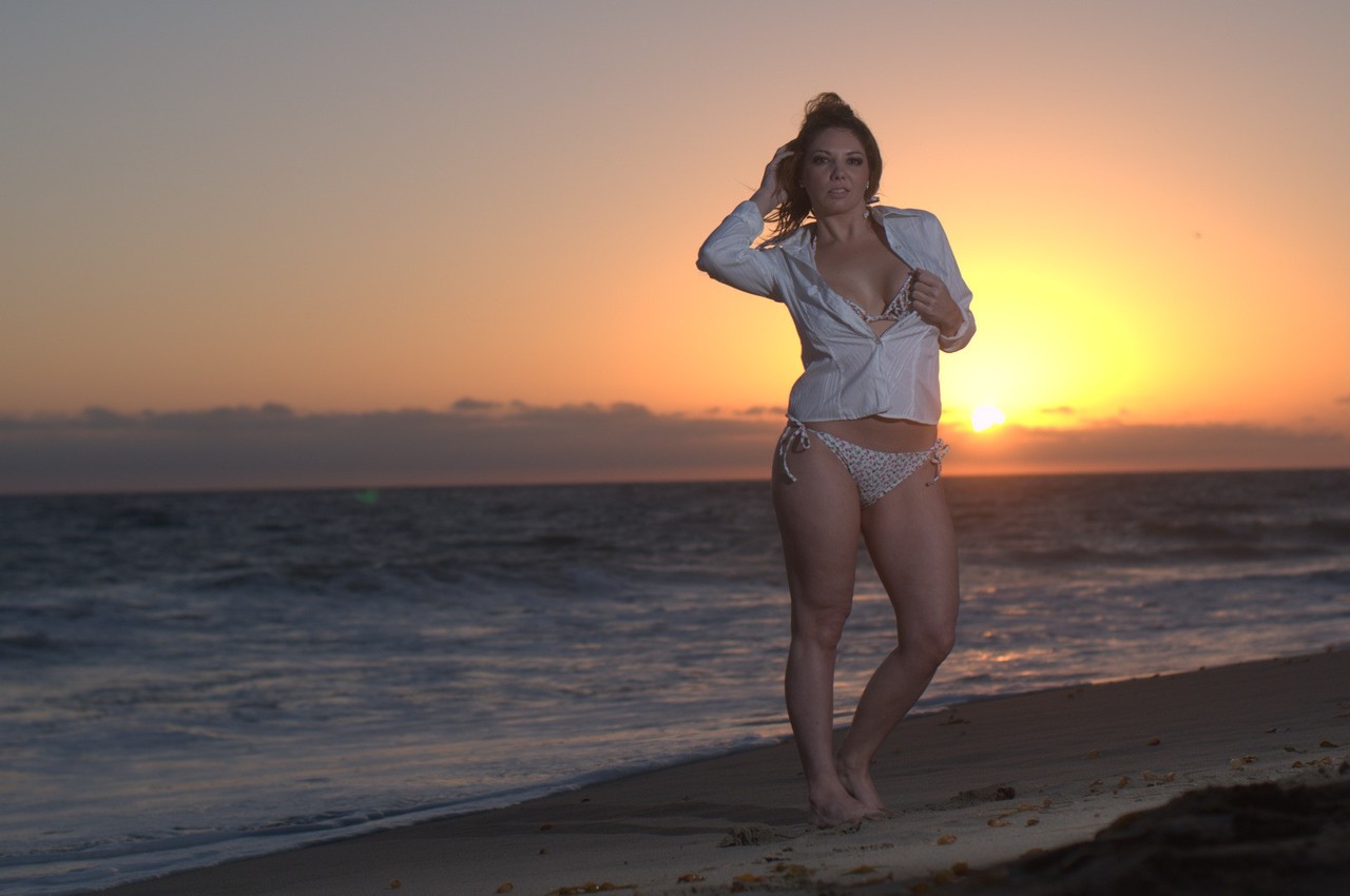 Middle-aged woman Kiki Daire models a blouse and bikini on a beach at sunset porno fotoğrafı #428644309