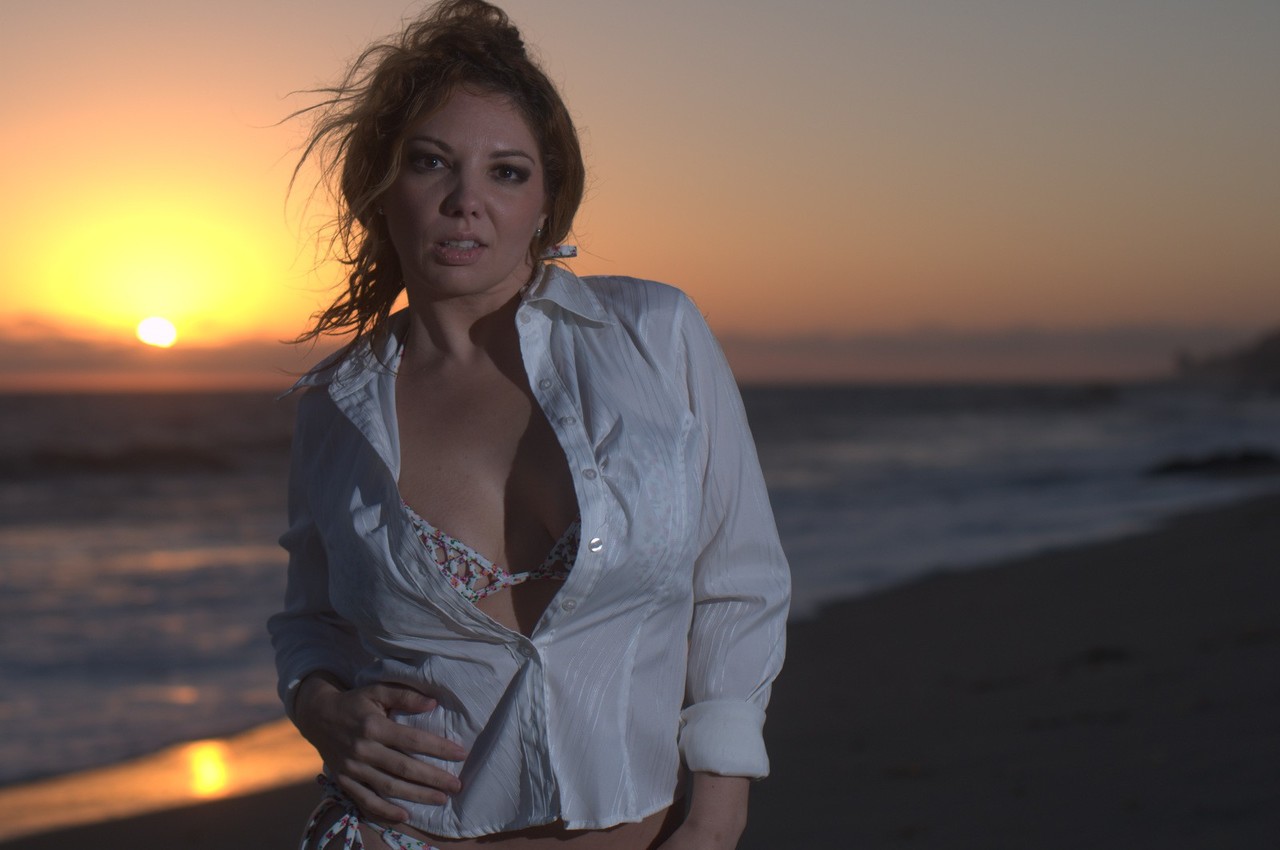 Middle-aged woman Kiki Daire models a blouse and bikini on a beach at sunset 色情照片 #428644310