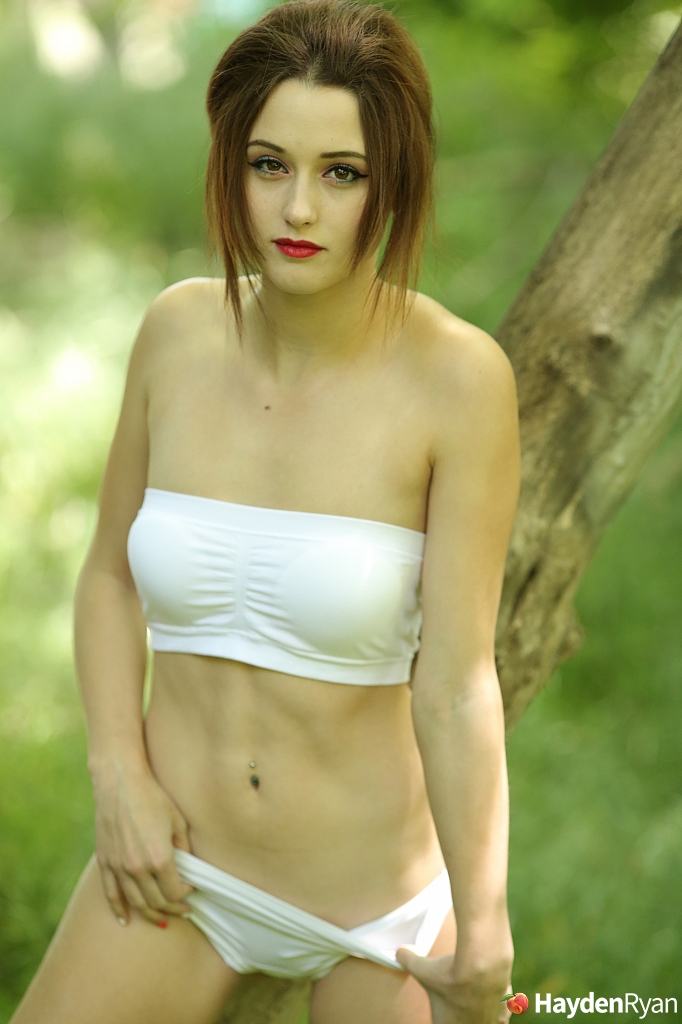 Amateur model Hayden Ryan covers her naked tits outdoors in white underwear porno fotoğrafı #425101324