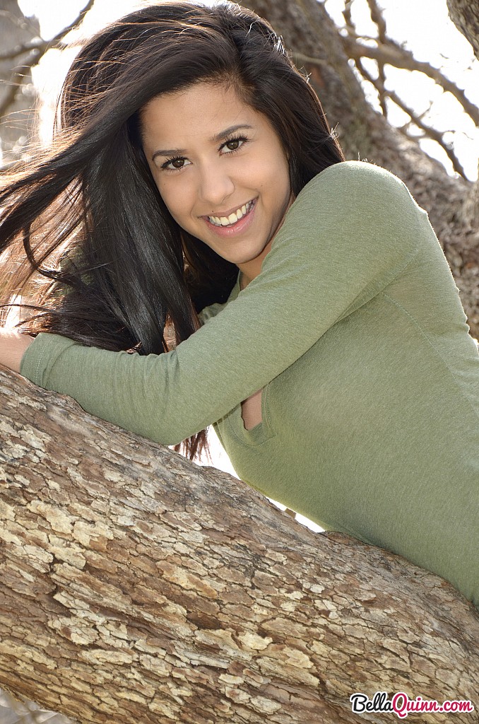 Latina chick Bella Quinn climbs a tree in the park wearing a sweater and jeans foto pornográfica #427986824 | Bella Quinn Pics, Bella Quinn, Amateur, pornografia móvel