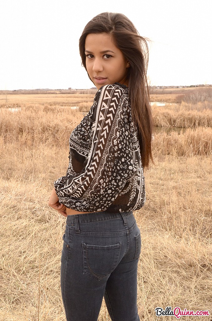 Latina girl Bella Quinn models in a field wearing a bra and jeans 色情照片 #427630172 | Bella Quinn Pics, Bella Quinn, Amateur, 手机色情