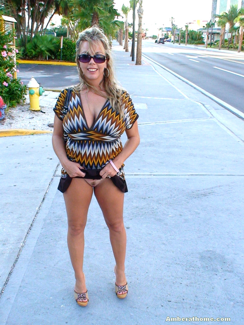 Busty amateur Amber Lynn Bach flashes in public whenever she gets a chance foto pornográfica #424468480