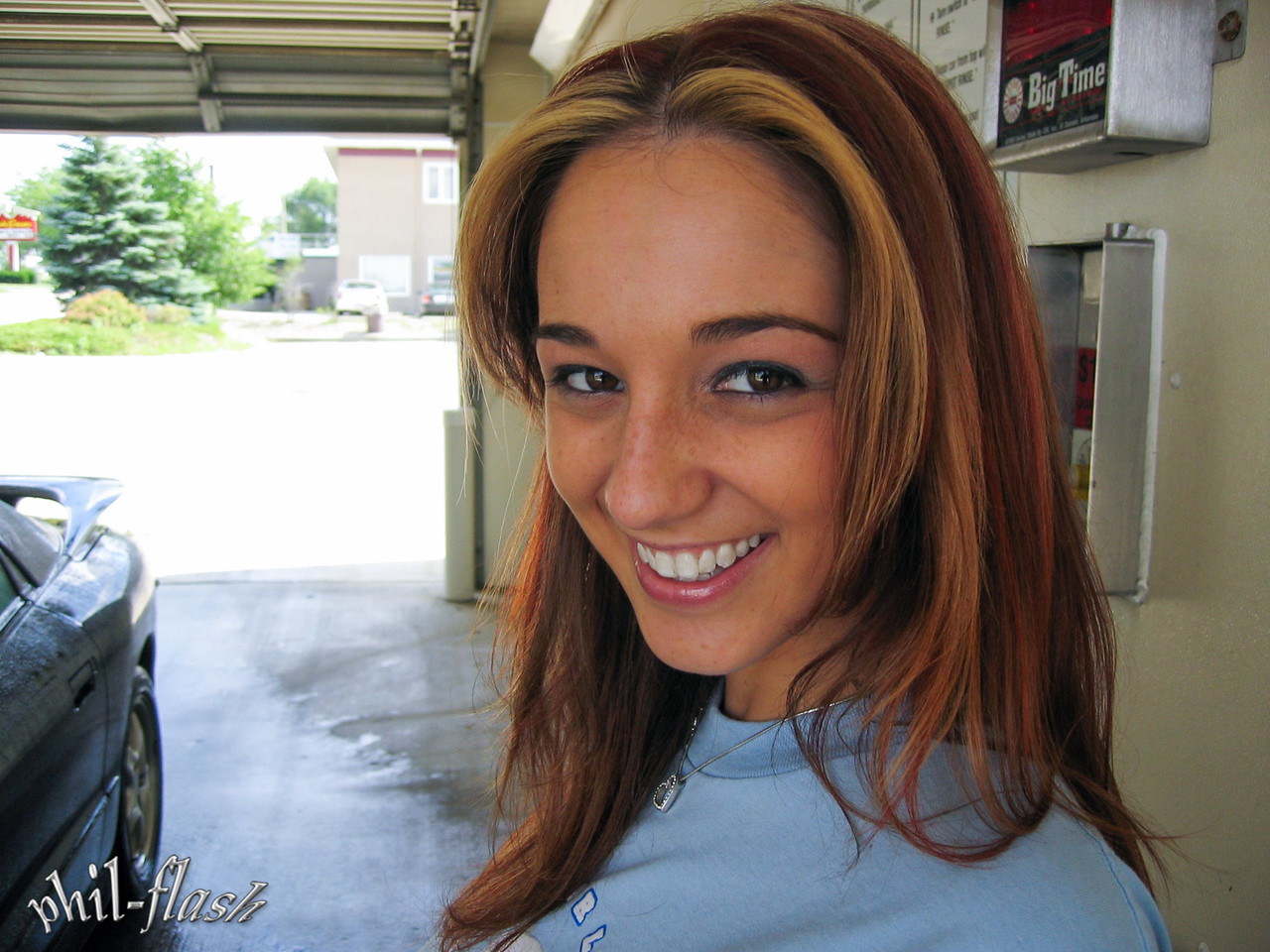 Amateur solo girl Nikki Sims washers her vehicle in cutoff shorts foto porno #425322667