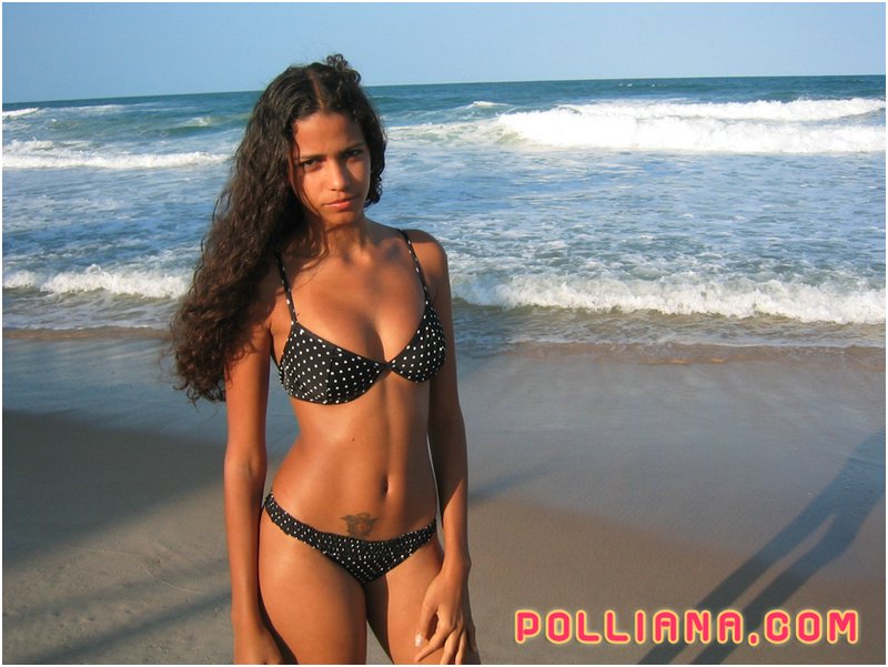 Brazilian amateur Polliana models a bikini on a sandy beach foto porno #424869366