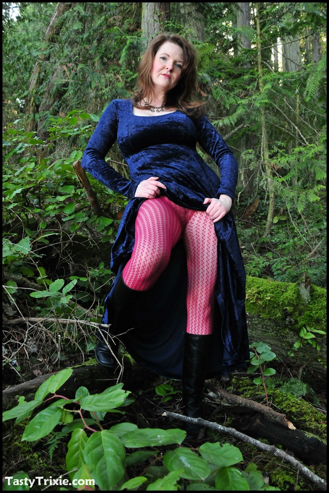 Older lady Tasty Trixie hikes up her long dress over hose covered ass in woods foto porno #428730448