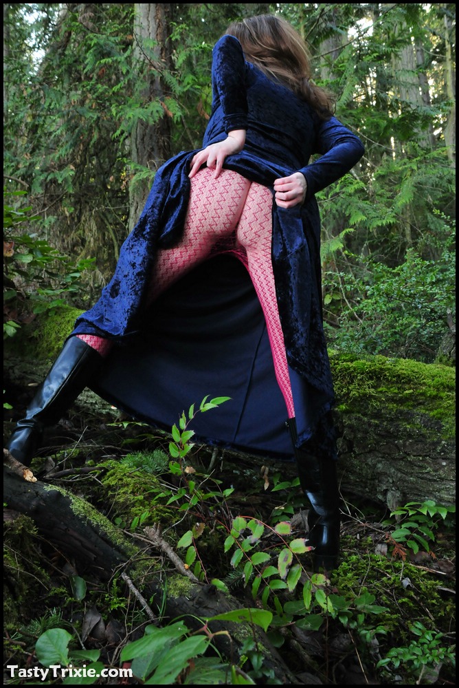 Older lady Tasty Trixie hikes up her long dress over hose covered ass in woods foto porno #428730452