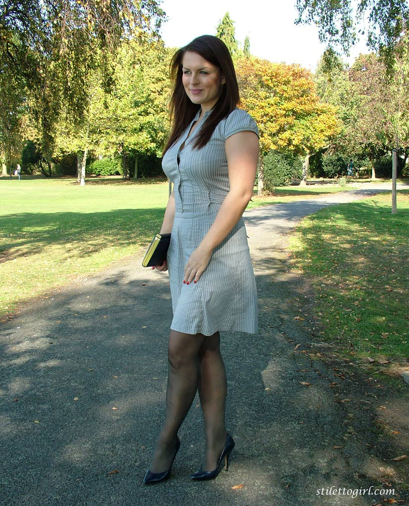 Clothed woman shows off her nylon ensconced legs and pumps in the park foto porno #423461518