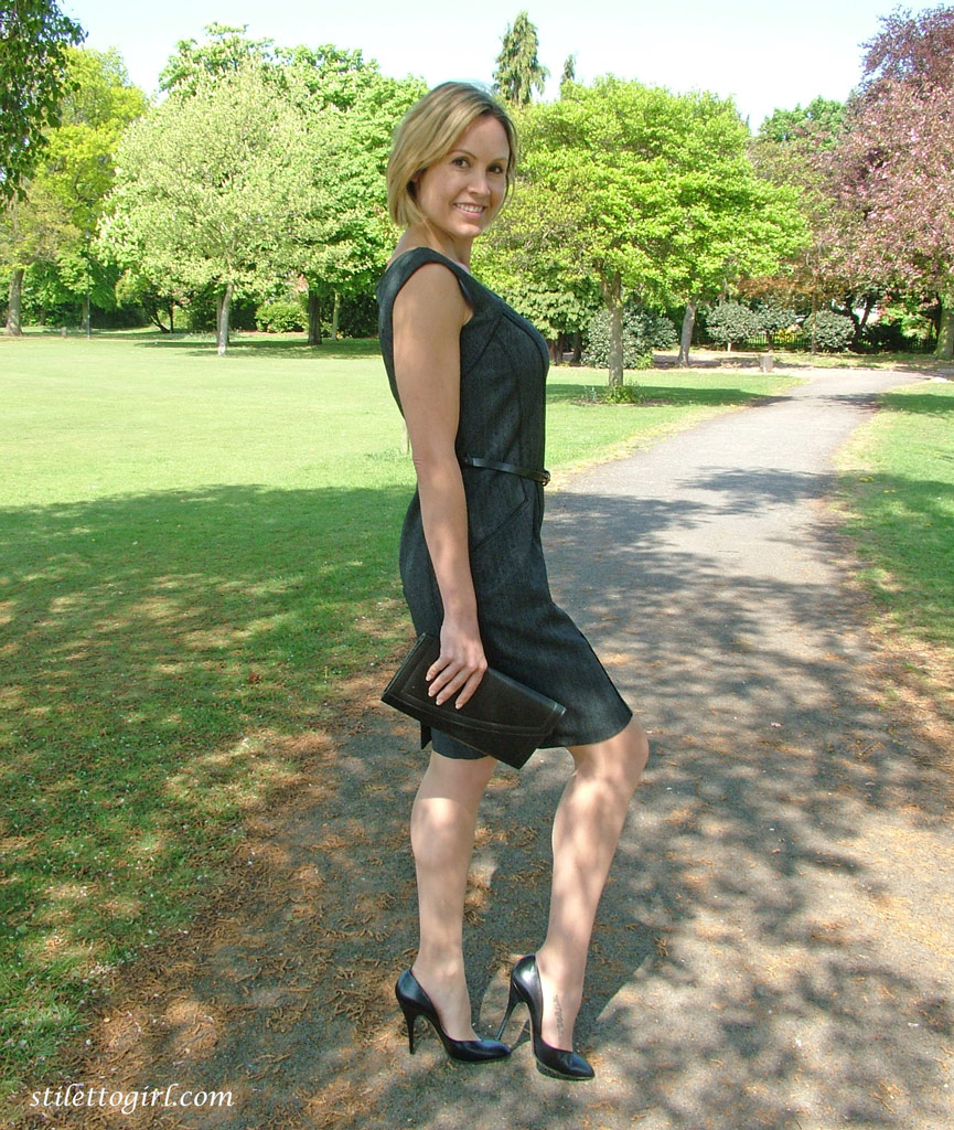 Clothed business woman shows off her sexy legs in high heels in the park foto porno #422814200