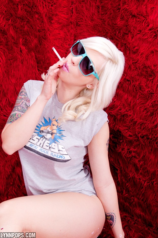 Tattooed blonde Lynn Pops smokes a cigarette before masturbating with a toy foto porno #429077245