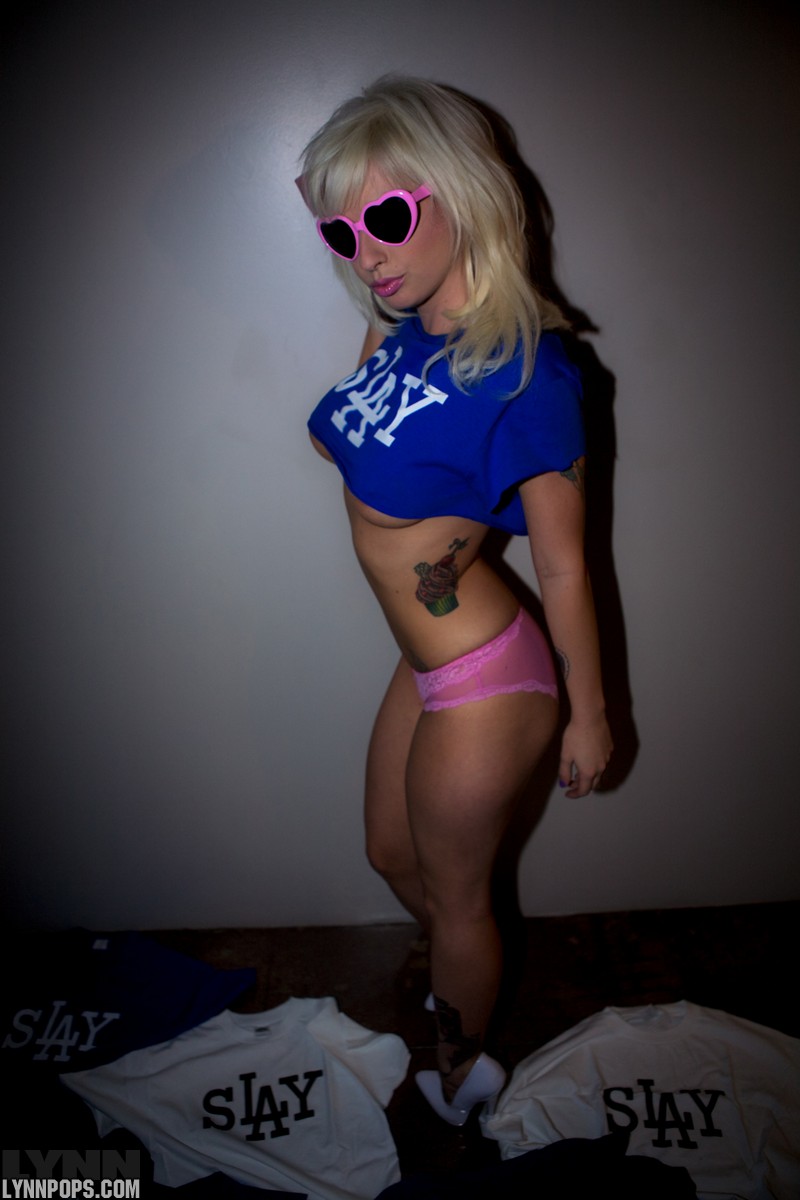Cute blonde Lynn Pops uncovers her boobs in shades that match her pink undies zdjęcie porno #428401198