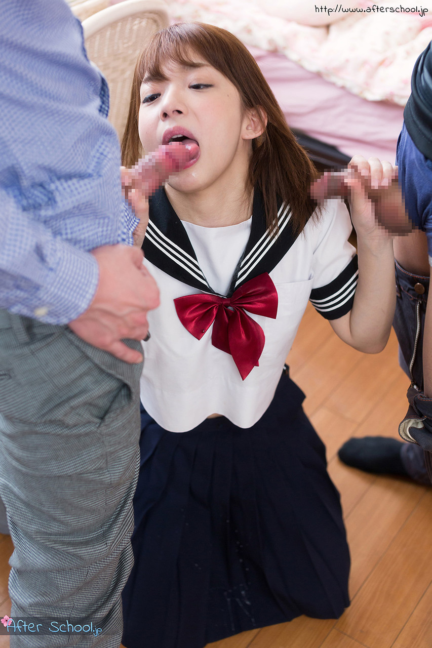 Japanese schoolgirl spits out cum after sucking off two cocks ポルノ写真 #424000012