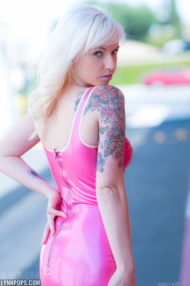 Amateur model Lynn Pops struts in parking lot wearing a pink latex dress foto porno #422887311