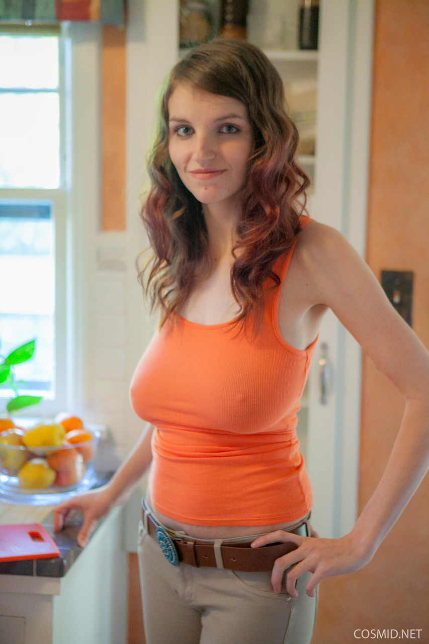 Amateur model with huge melons pulling down her shirt to let them hang porno fotoğrafı #423325686