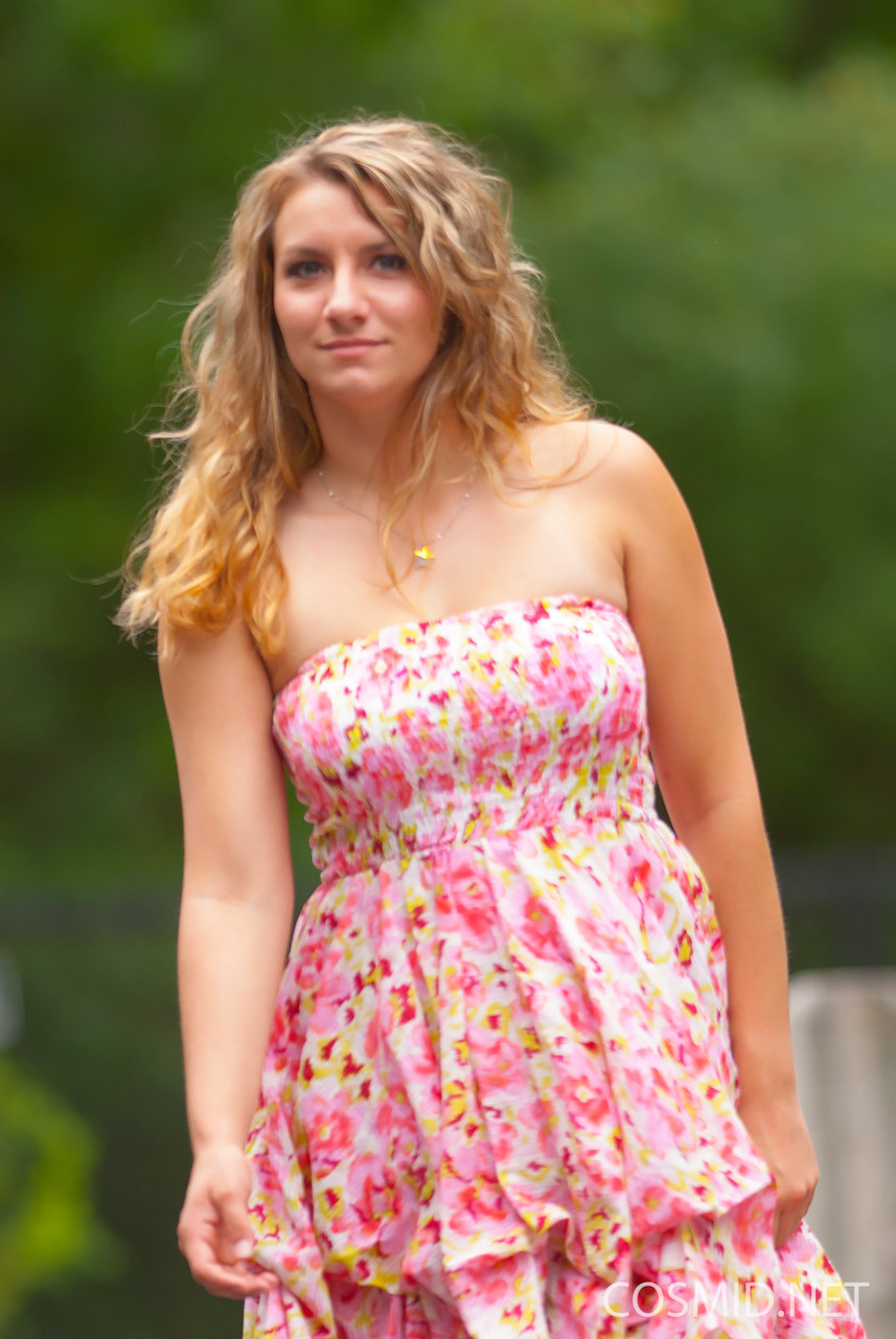 Chubby beauty Roxie lifts her summer dress to flash naked upskirt outdoors ポルノ写真 #427157245