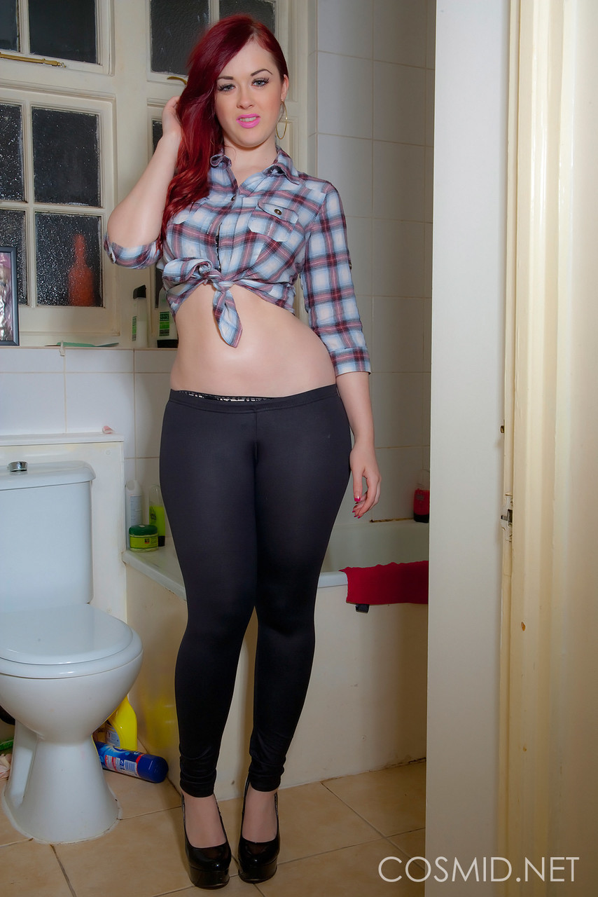 Hot young Jessica Dawson undressing in the bathroom to stretch her sexy body foto porno #426563025