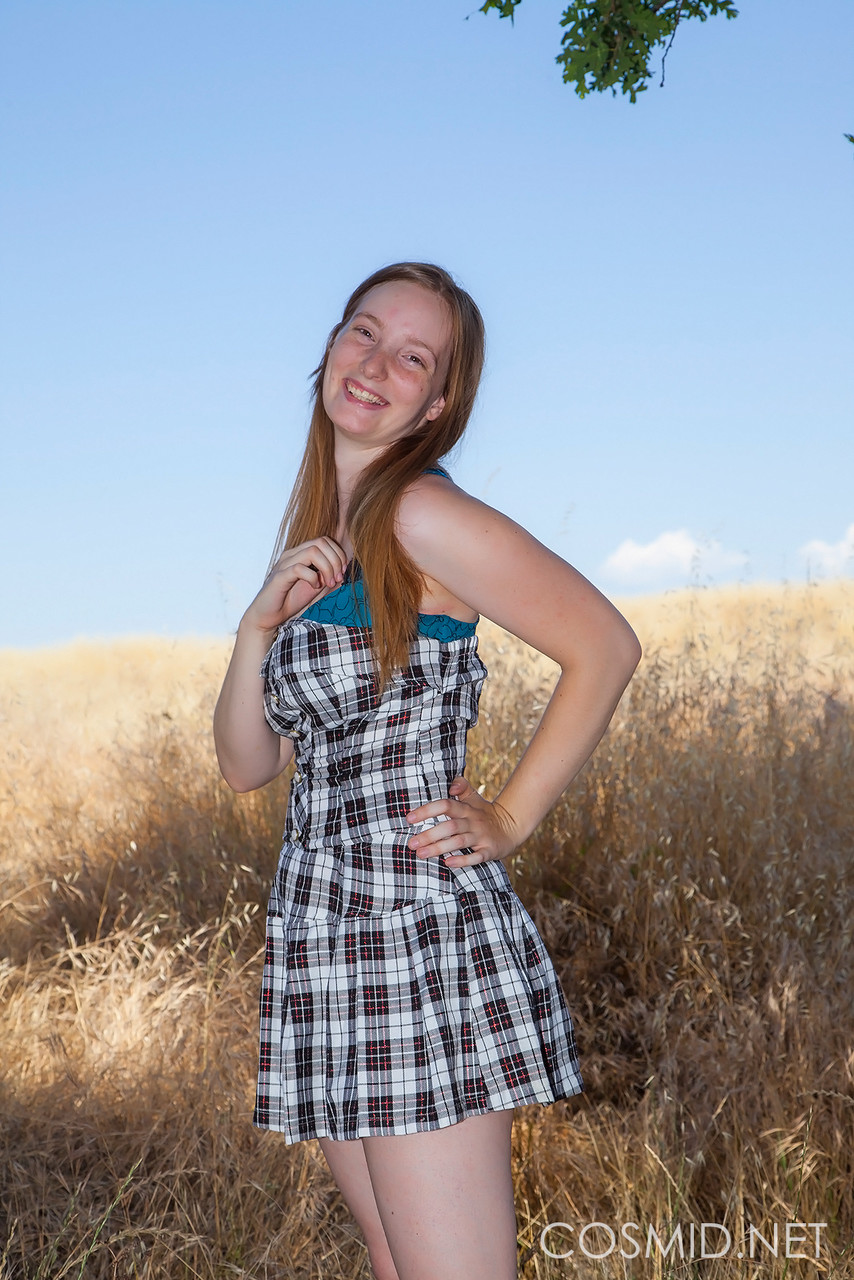 Amateur girl Julia Fleming unveils her big natural tits in a farmer's field 色情照片 #424585660 | Cosmid Pics, Julia Fleming, Amateur, 手机色情